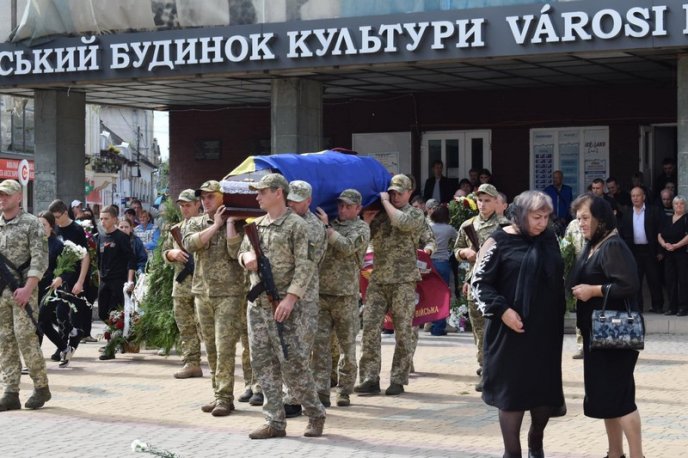 На Закарпатті, стоячи на колінах, проводжали в останню путь Героя – 07