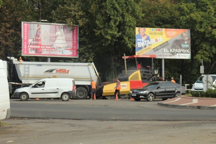 У Мукачеві ремонтують перехрестя біля "ГІДу" – 02
