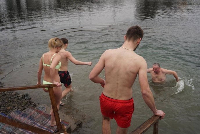 Як у Мукачеві на Водохреща у води Латориці занурювались – 09