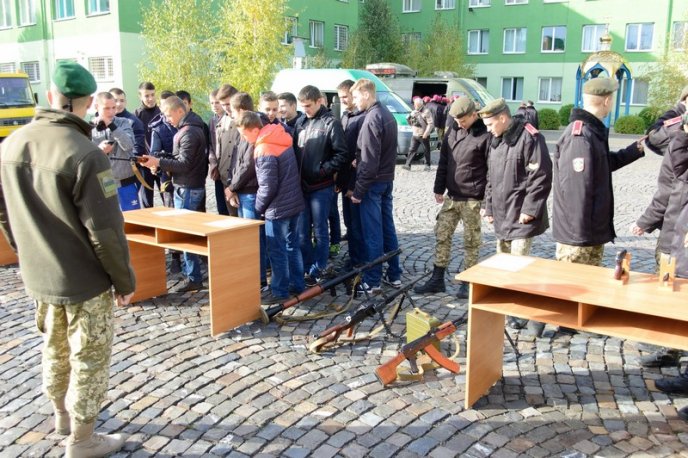 Напередодні Дня захисника України мукачівські прикордонники зустрілись із молоддю – 06