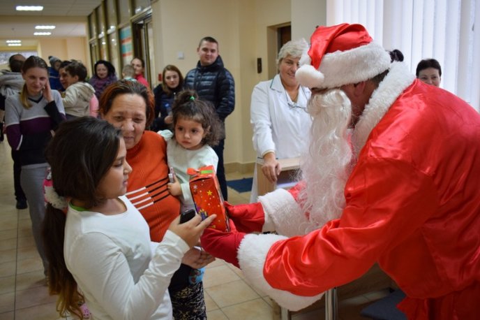 Для маленьких пацієнтів Ужгородської міської дитячої лікарні влаштували свято – 13
