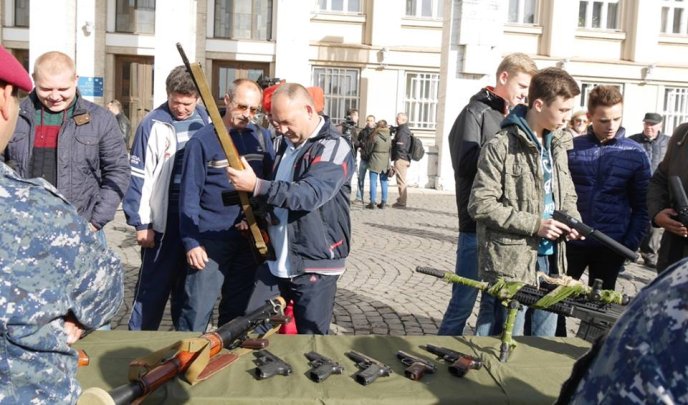 Біля Закарпатської ОДА з’явилась військова техніка – 09