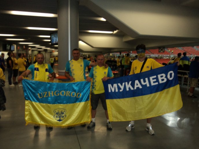 Мукачівські вболівальники підтримували футбольну збірну України в Донецьку (ФОТОРЕПОРТАЖ) – 17