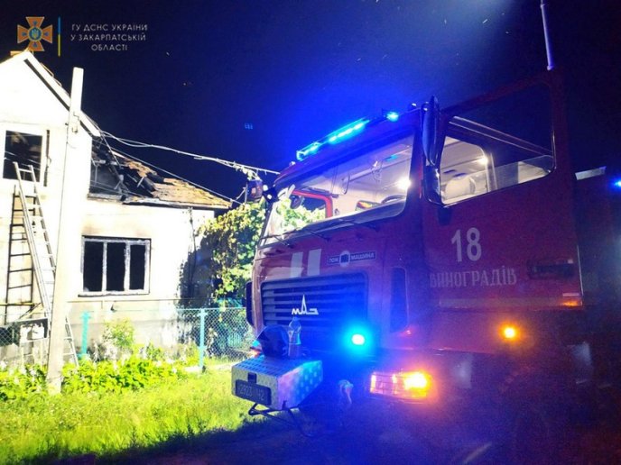 Вночі чоловік вивів із палаючого будинку родину – 02