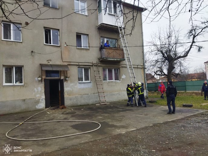 У Мукачеві під час пожежі врятували 7 людей – 02