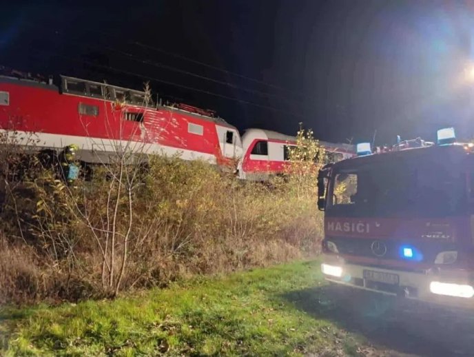 У сусідній Словаччині зіткнулись два пасажирські потяги: що про це відомо – 01