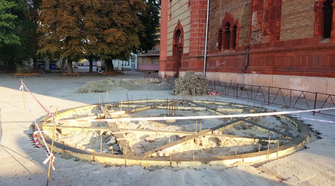 Біля Ужгородської філармонії встановлюють зірку Давида – 01