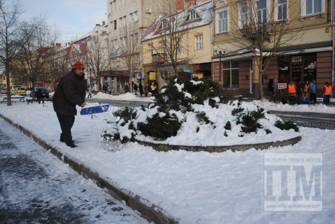 Центр Мукачева від снігу очищають комунальники, окраїни міста – плюсова температура (ФОТО) – 02