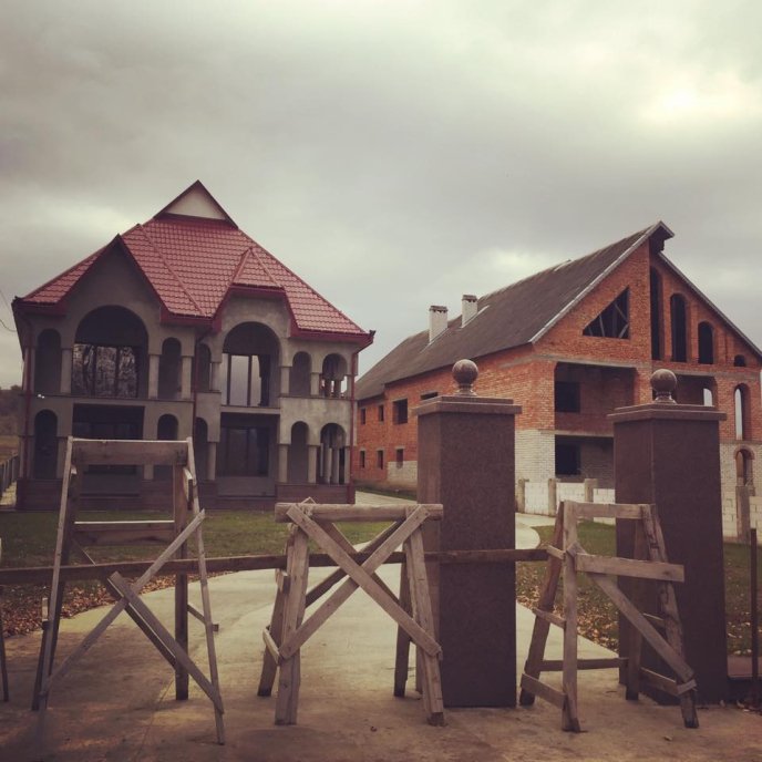 Журналістка "5 каналу" в шоці від побаченої розкоші в трьох селах Закарпаття – 01