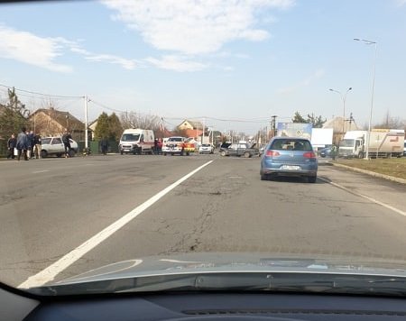 На в’їзді в Ужгород трапилась аварія. На місці ДТП працюють поліцейські, медики і рятувальники – 02