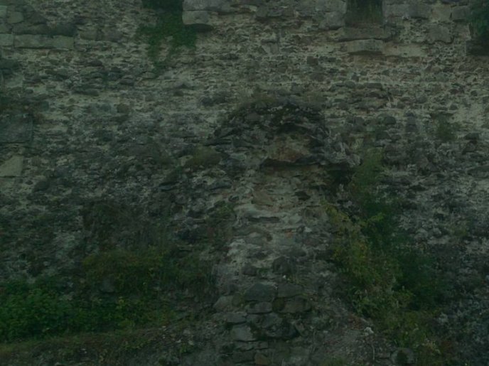 У соцмережах гадають, що це за "привид", сфотографований серед руїн Хустського замку – 02