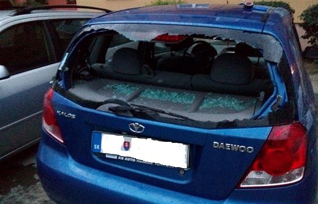 В Ужгороді вночі невідомі розтрощили автомобіль – 01