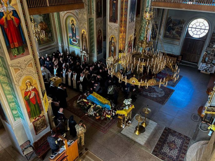 Мукачево попрощалось із молодим захисником, який загинув на війні – 02