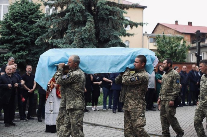 У Мукачеві попрощалися з полеглим на війні Героєм – 04