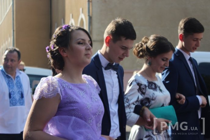 Випускники загальноосвітніх шкіл Мукачева пройшли ходою по місту  – 11