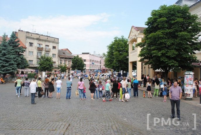 У центрі Мукачева дітвора розважається та демонструє свої таланти – 01