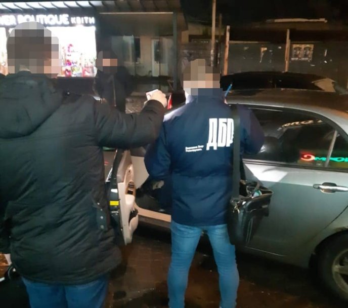 Поліцейський вимагав хабар за погодження дозволу на рекламу – 05