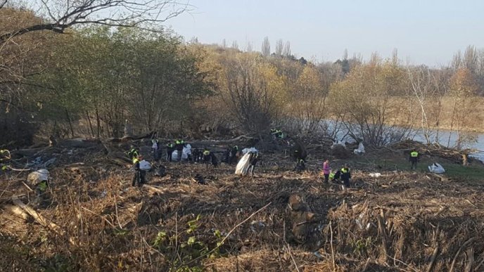 В Ужгороді береги річки Уж розчищали від занесеного паводком сміття – 06 В Ужгороді береги річки Уж розчищали від занесеного паводком сміття – 06
