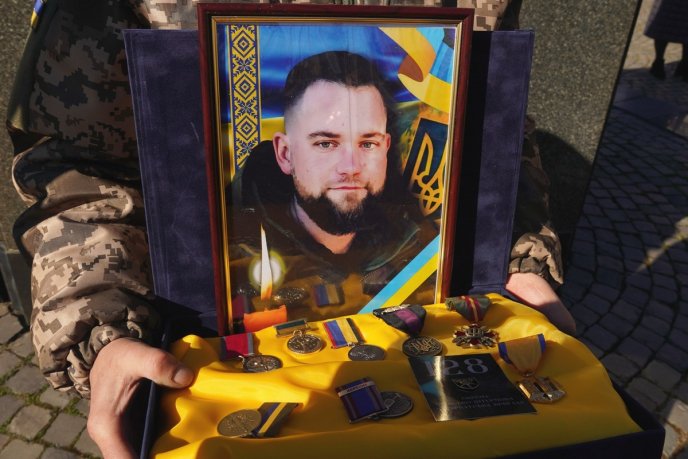 В Ужгороді в останню дорогу провели 35-річного захисника – 02