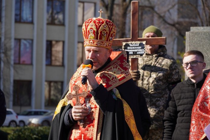 В Ужгороді в останню дорогу провели 35-річного захисника – 04