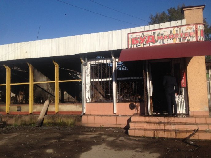 На вулиці Верді у Мукачеві: знищено меблі, комп’ютерну техніку та весільні аксесуари – 02