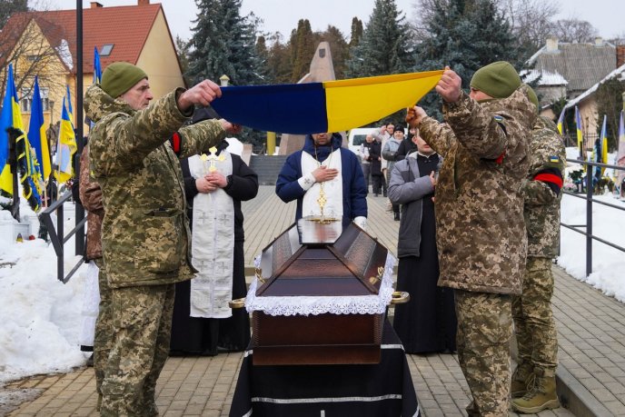 В Ужгороді поховали захисника, якого майже 2 роки вважали зниклим безвісти – 05
