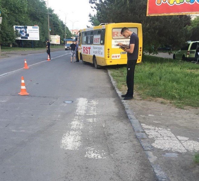 В Ужгороді маршрутка наїхала на візочок із дитиною  – 02 В Ужгороді маршрутка наїхала на візочок із дитиною  – 02