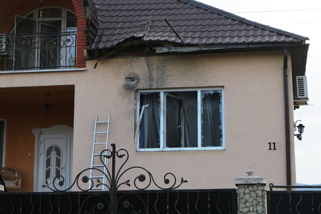 З’явилися нові фото обстріляного будинку колишнього першого заступника прокурора Закарпаття – 03