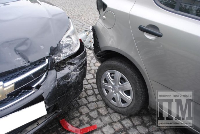 У Мукачеві велика ДТП: зіткнулись чотири автомобілі – 02