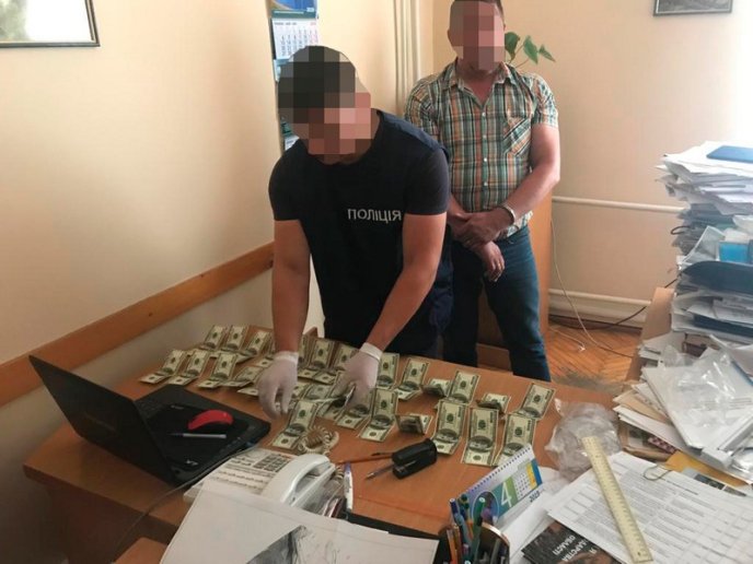 Чиновника затримали в робочому кабінеті під час отримання хабара – 05