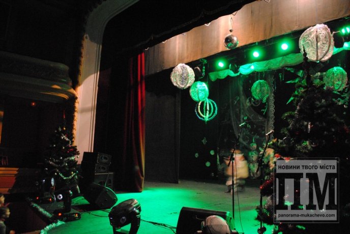 У Мукачеві засяяли вогні “Різдвяної зіроньки” (ФОТО) – 01