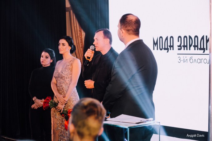 Мода заради життя: на Закарпатті відбувся ІІІ-й благодійний показ мод дизайнерки Роксолани Новак – 185