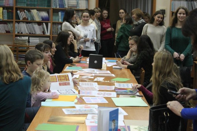 В обласній бібліотеці понад півсотні ужгородців навчались мистецтву витинанки – 02