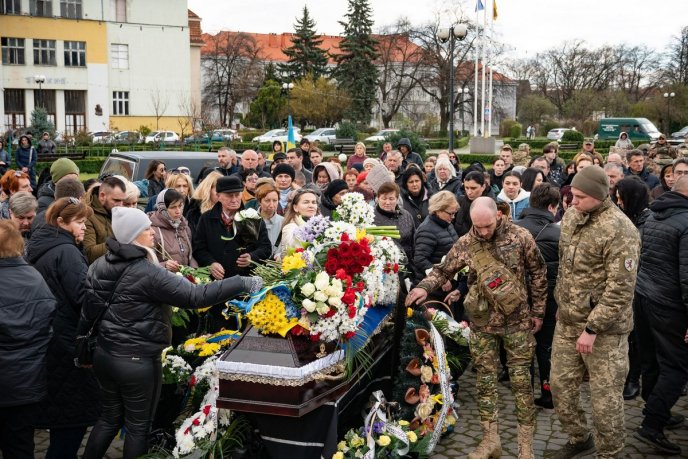 Ужгородці навколішках проводжали в останню путь Героя, який загинув у серпні 2023 року – 07
