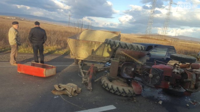 На трасі "Київ-Чоп" біля Ракошина "Фольксваген" протаранив трактор – 03