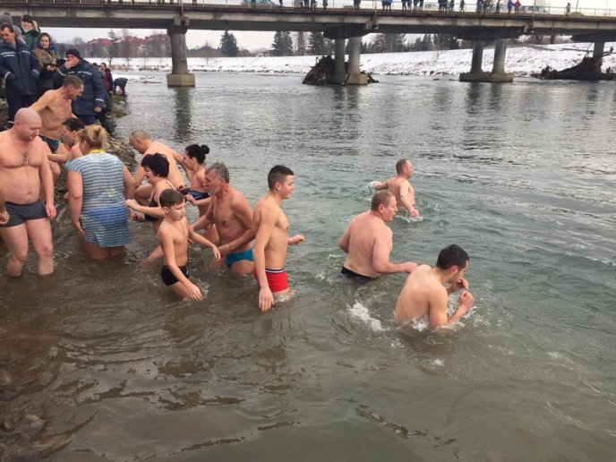 Як у Мукачеві воду освячували та занурювалися в Латорицю – 04