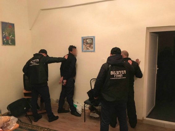 Резонансне викриття: в одному з готелів затримали чоловіка, який заробляв на нелегалах – 02 Резонансне викриття: в одному з готелів затримали чоловіка, який заробляв на нелегалах – 02