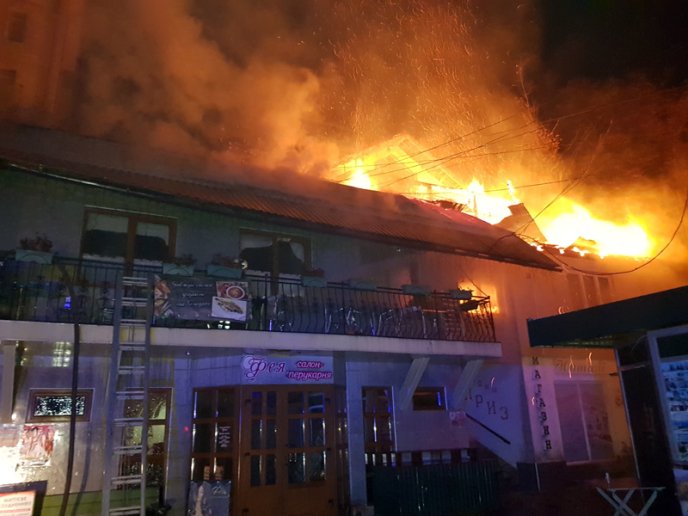 Вночі горіла піцерія. З’явились фото з місця пожежі – 02 Вночі горіла піцерія. З’явились фото з місця пожежі – 02