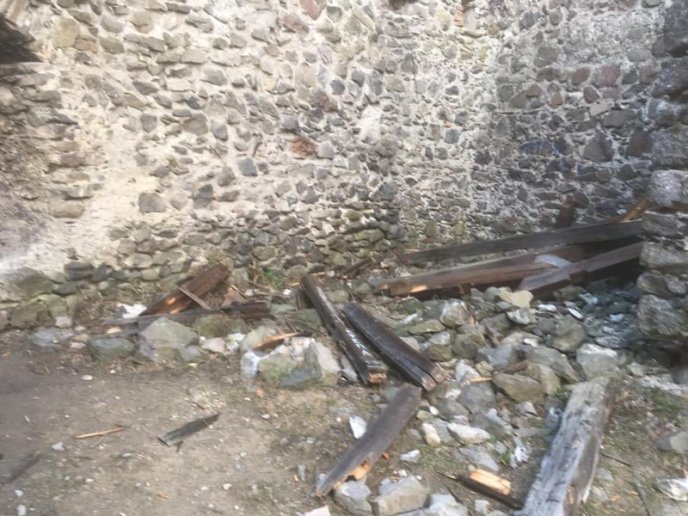 Впав дах аварійної вежі Невицького замку – 03