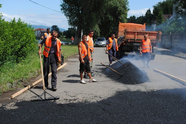 Знамениту яму біля мукачівської «пожарки» асфальтують (ФОТО) – 02