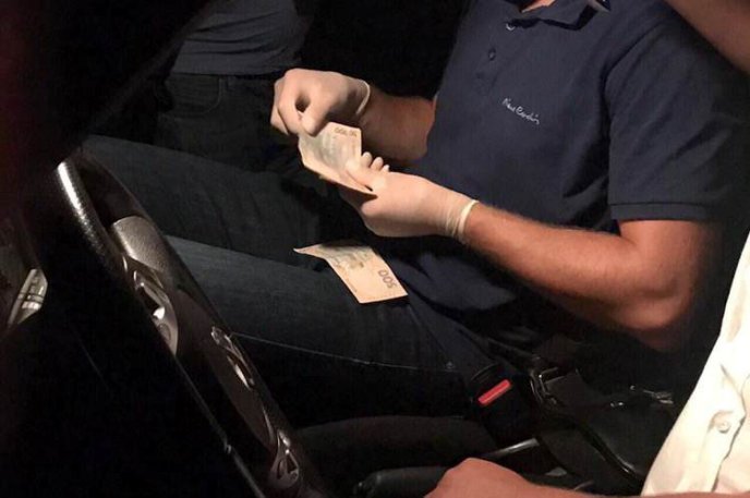 В Ужгороді затримали поліцейського, який вимагав хабар – 03