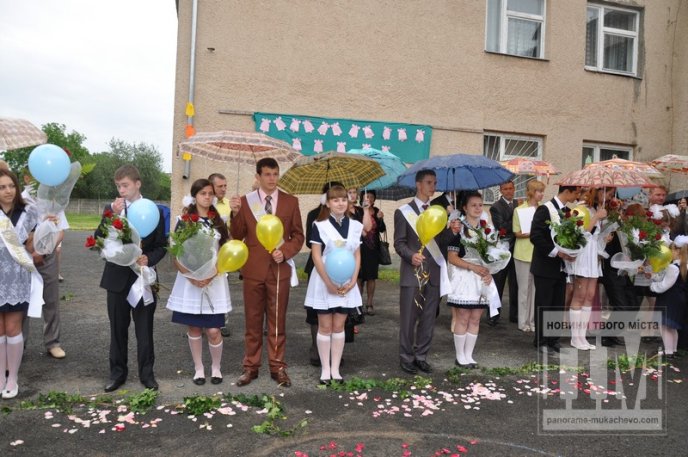 Свято "Останнього дзвоника" зібрало у Мукачівській ЗОШ №7 багато гостей (ФОТОРЕПОРТАЖ) – 32