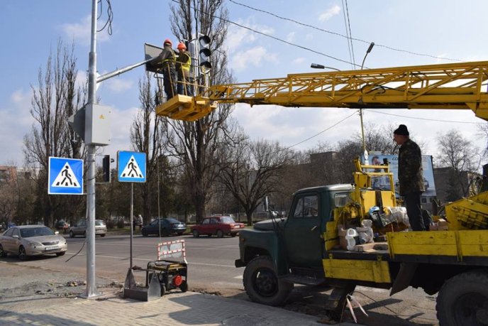 На одному з перехресть Ужгорода встановлюють світлофори – 01