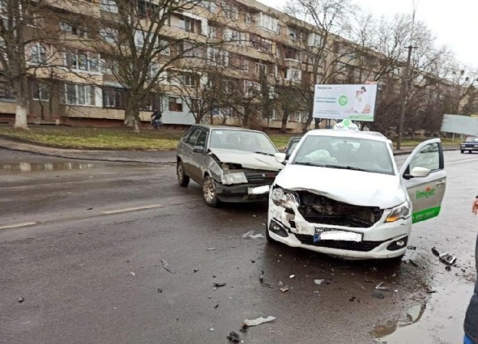 Вранці сталась аварія за участю таксі – 04
