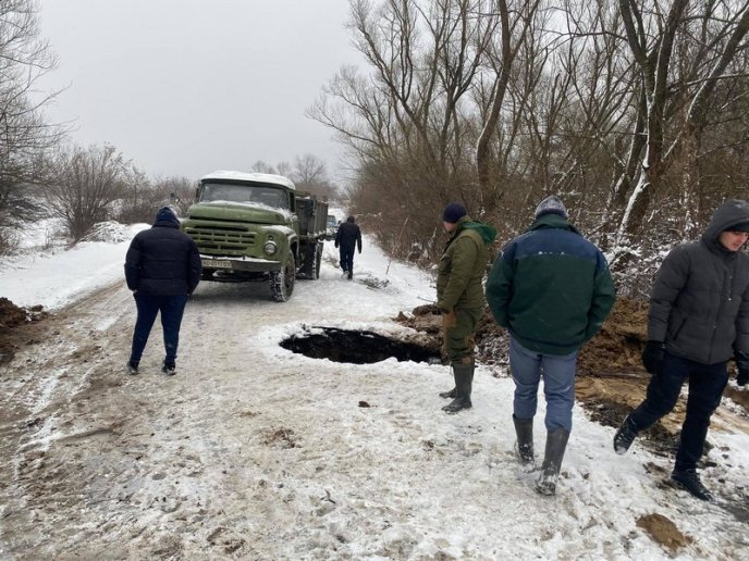 На Закарпатті стався обвал дороги: фото – 01 На Закарпатті стався обвал дороги: фото – 01
