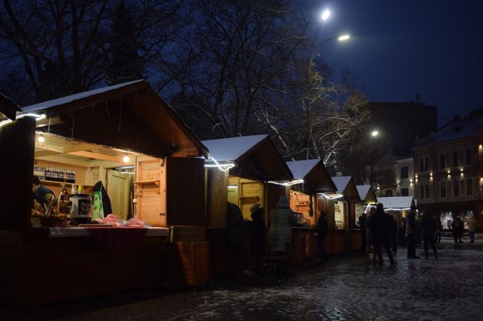 В Ужгороді починає працювати новорічно-різдвяний ярмарок – 01