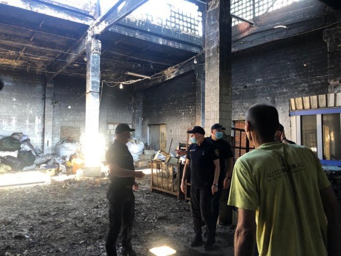 Керівник закарпатських надзвичайників побував на місці масштабної пожежі у Хусті – 04