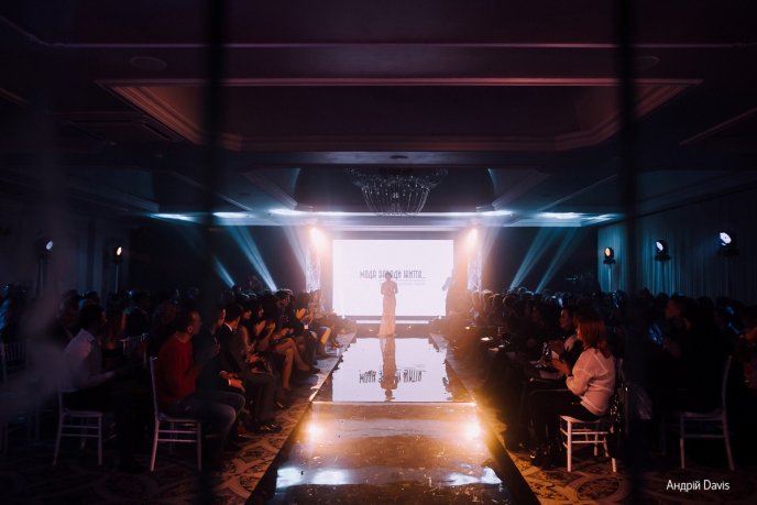 Мода заради життя: на Закарпатті відбувся ІІІ-й благодійний показ мод дизайнерки Роксолани Новак – 157