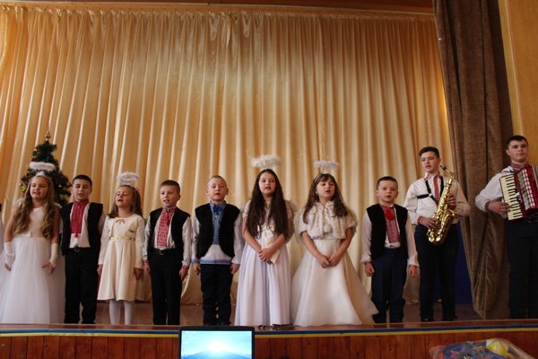 У Дубовому юні колядники з навколишніх сіл славили народження Ісуса Христа – 11