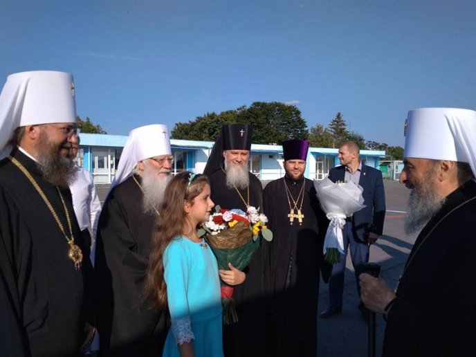 Як в аеропорту "Ужгород" предстоятеля УПЦ МП митрополита Онуфрія зустрічали  – 03